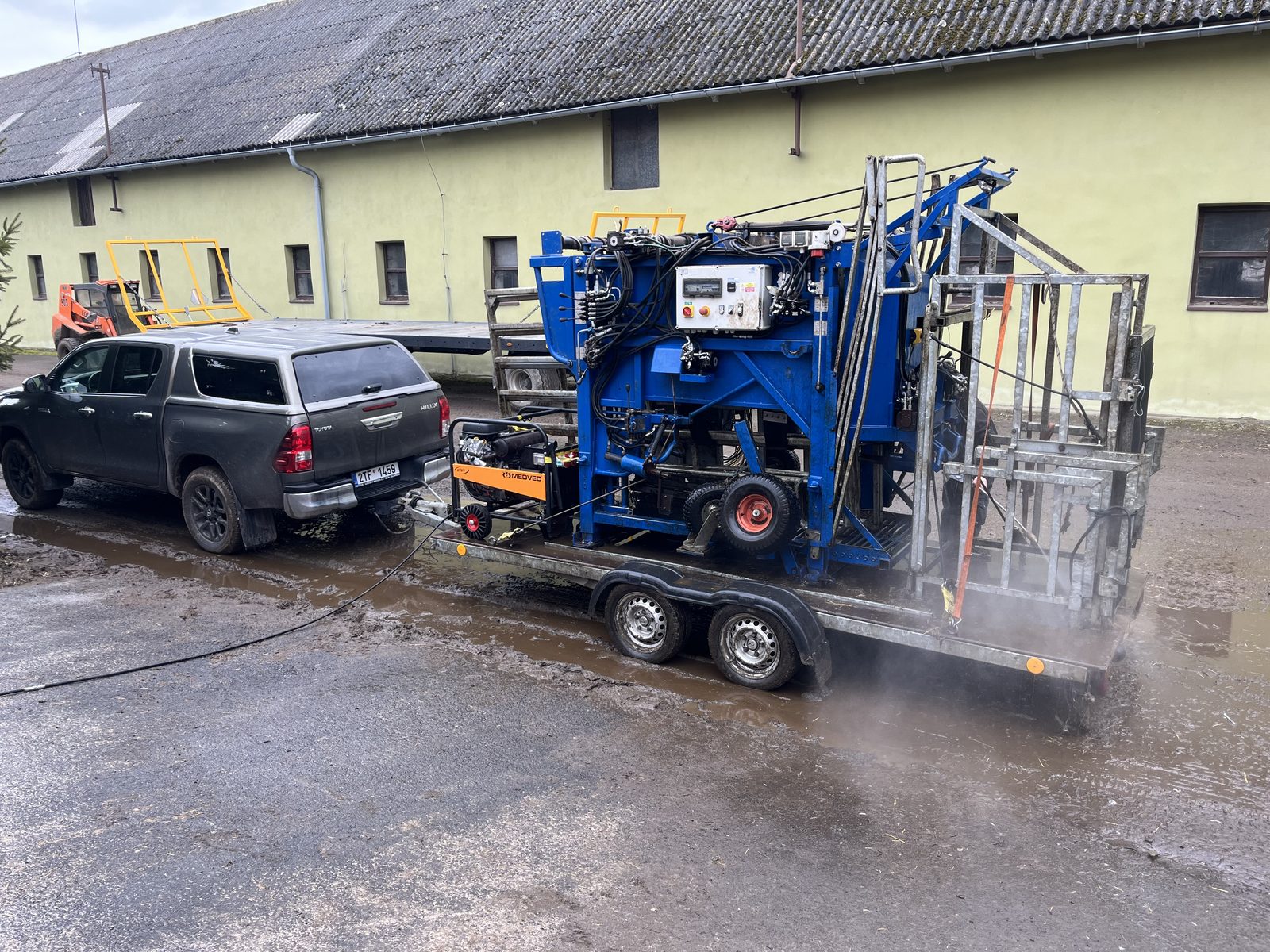 Mobilní souprava s hydraulickou klecí